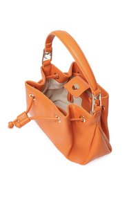 Borsa a mano in pelle arancione con finitura testurizzata, dotata di hardware dorato, chiusura a coulisse e tracolla removibile. Interno in tessuto beige.