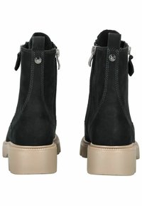 Stivaletti in suede neri con suole in gomma beige, dotati di cerniere laterali, cuciture decorative e un'impugnatura sul retro per indossarli facilmente.