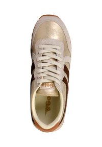 Sneaker med ljusbrun och brun mockayta, glänsande guldaccenter, vita snören och en vadderad innersula. Klassisk sportdesign.
