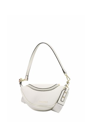 Sac à main en cuir blanc en forme de croissant avec une fermeture éclair sur le dessus, des accessoires dorés et une bandoulière détachable sur fond blanc.