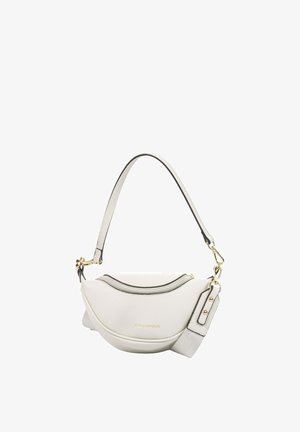 Sac à main en cuir blanc en forme de croissant avec une fermeture éclair sur le dessus, des accessoires dorés et une bandoulière détachable sur fond blanc.
