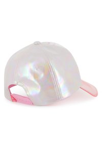 Ιριδίζον καπέλο του μπέιζμπολ με γυαλιστερό φινίρισμα, ροζ γείσο και ρυθμιζόμενο λουράκι. Διαθέτει απαλή υφή και μινιμαλιστικό σχέδιο.