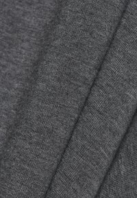 Tamsiai pilka medžiaga su minkštu, tekst�ūruotu paviršiumi; turi smulkią mezginio struktūrą ir subtilius atspalvių variantus.