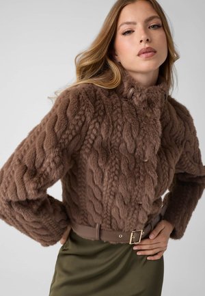 Guess, GEFLOCHTENE KURZE JACKE - Veste d'hiver - braun