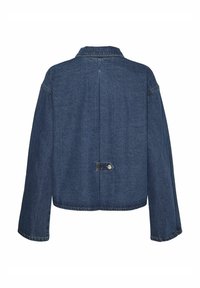 Denim jakna, temno modra, sproščen kroj. Ima široke rokave, ovratnik in gumbno detajl na hrbtu. Opazno šivanje dodaja teksturo.