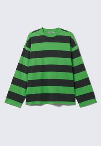 Langdurig T-shirt met gedurfde groene en zwarte horizontale strepen, gemaakt van zacht materiaal met een relaxed fit en ronde halslijn.