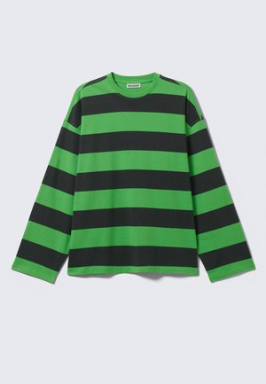 Langermet T-skjorte med dristige grønne og svarte horisontale striper, laget av mykt stoff med en avslappet passform og rund hals.