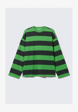 Langermet T-skjorte med dristige grønne og svarte horisontale striper, laget av mykt stoff med en avslappet passform og rund hals.
