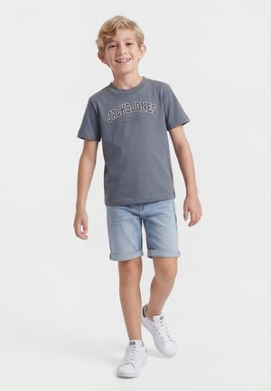 Jack & Jones Junior JJECALEB VARSITY TEE O NECK - T-shirts med print - stormy weather