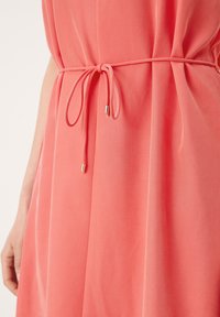 s.Oliver BLACK LABEL MET STRIKCEINTUUR - Maxi-jurk - coral