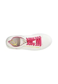 Weiße Sneaker mit rosa Schnürsenkeln und strukturiertem Sohle. Enthält einen goldenen Akzent und dekorative Nähte. Das Innenfutter hat eine hellrosa Färbung.