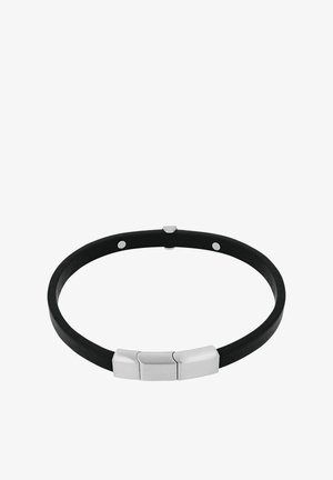 Schwarzes Lederarmband mit einem glatten, glänzenden Silbermetallverschluss, der drei rechteckige Glieder umfasst. Einfaches Design mit strukturierter Oberfläche.