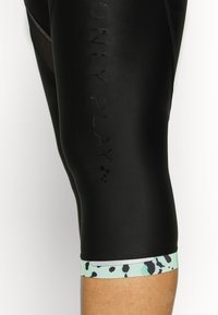 ONLY Play BIKE  - Calças desportivas 3/4 - green ash