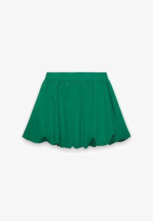 Grüner kurzer Rock mit gerafftem Stoff und leicht aufgeblähtem Saum, flach auf weißem Hintergrund dargestellt.