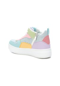 Sneaker alte con uno schema di colori pastello che presenta pannelli blu, rosa, verde, giallo e viola, suola bianca e dettagli con zip.