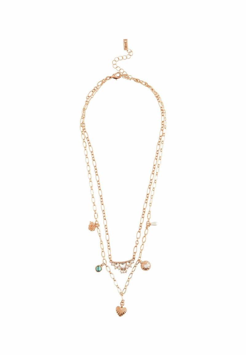 Vergoldete, mehrschichtige Halskette mit Kettengliedern, dekorativen Anhängern wie Muscheln und Steinen sowie einem Karabinerverschluss.