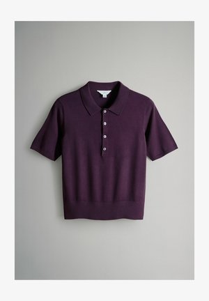 Polo a maniche corte in magenta scuro in maglia con colletto a camicia e cinque bottoni; presenta orlo a costine e superficie liscia.