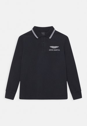 Czarna koszulka polo z długim rękawem, białym kołnierzem w paski oraz haftowanym logo Aston Martin na lewej piersi.