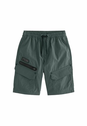 Grønne cargo shorts med elastisk talje, snørre, sidelommer og en lynlåslomme på venstre ben. Letvægtsstof.