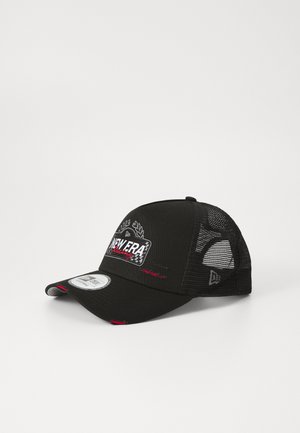 Cappello nero con retro in rete, caratterizzato dal logo ricamato "New Era Racing" e dettagli rossi, dalla forma strutturata con visiera curva.