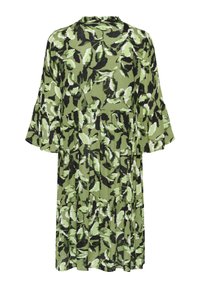 Grün bedrucktes Kleid mit blühendem Muster, ausgestellten Ärmel, runder Ausschnitt und gestuftem Design. Der Stoff zeigt eine Mischung aus dunklen und hellen Grüntönen.