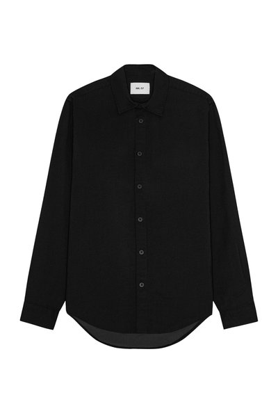 Camicia nera a maniche lunghe realizzata in tessuto con una superficie liscia, con chiusura a bottoni, colletto appuntito e orlo curvo.