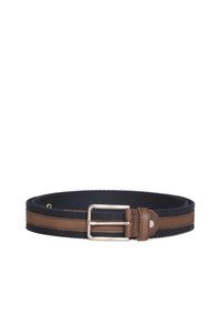 Geweven marineblauwe riem met bruin leren accenten, uitgerust met een metalen gesp en een gestructureerd oppervlak, aangevuld met twee horizontale bruine strepen.