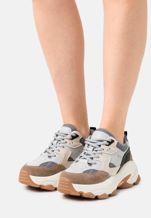 BUBBLE SOLE TRAINERS - Sneakersy niskie - black/grey