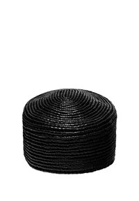 Ronde zwarte ottoman gemaakt van geweven materiaal, met een gladde, gestructureerde oppervlakte en concentrische patronen. Compact en veelzijdig ontwerp.