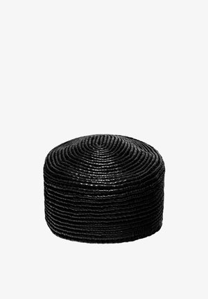 Runder schwarzer Pouf aus geflochtenem Material, mit einer glatten, strukturierten Oberfläche und konzentrischen Mustern. Kompaktes und vielseitiges Design.