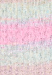 Tessuto in maglia morbida con righe orizzontali di colori pastello: rosa chiaro, azzurro pallido e crema, creando un delicato pattern testurizzato.
