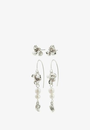 Srebrni uhani z teksturiranimi, abstraktnimi oblikami; zasnova s stuhi in visečimi delčki z dvema belima biseroma; gladka površina in polirani detajli.