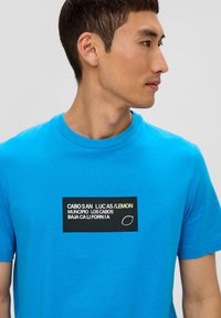 s.Oliver MIT FRONT - T-shirt print - dunkles türkis