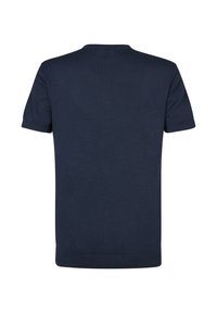 Námořnická modrá tričko s krátkým rukávem, vyrobené z hladkého materiálu, má klasický kulatý výstřih a žebrovaný lem a rukávy. Minimalistický design.