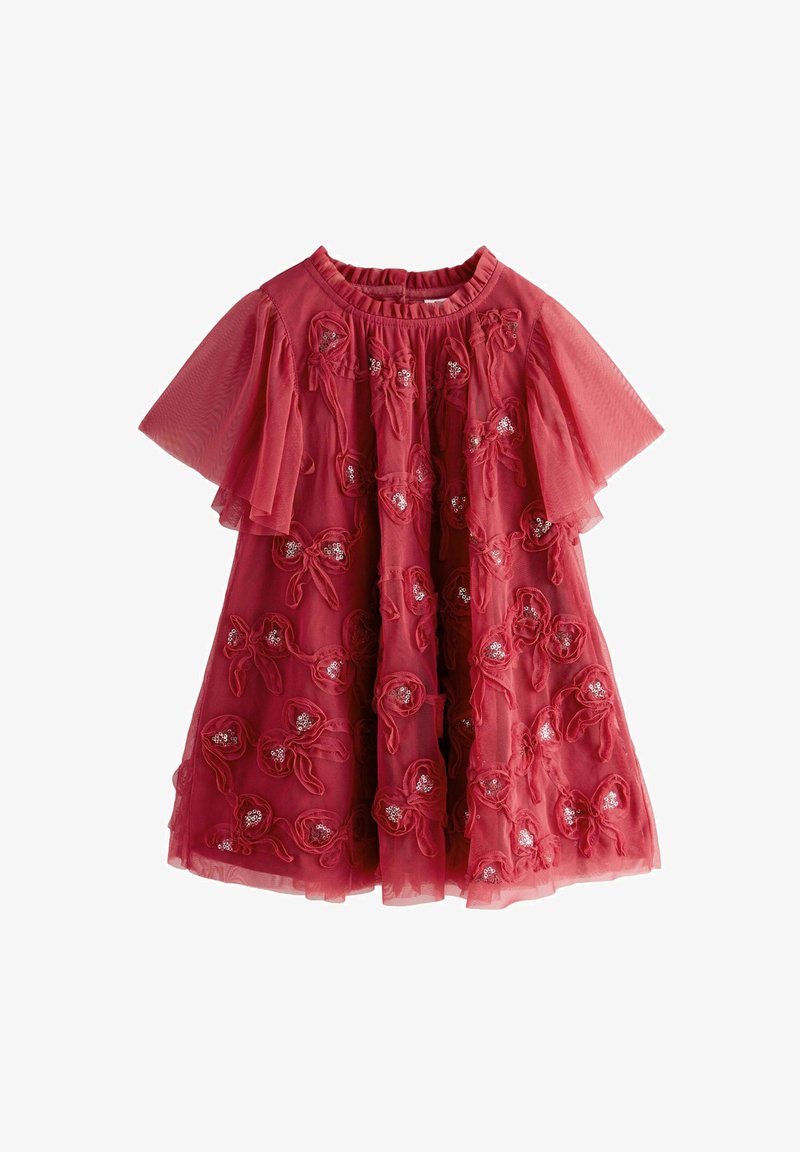 Robe en tulle rouge à manches courtes, ornée de broderies florales et de sequins. Le design présente un encolure froncée et une silhouette fluide.