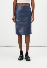 Marineblaue Leder-Bleistiftrock, hoch geschnitten, glatte Textur, knielang, mit minimalen Nähten und einer schlanken Silhouette.