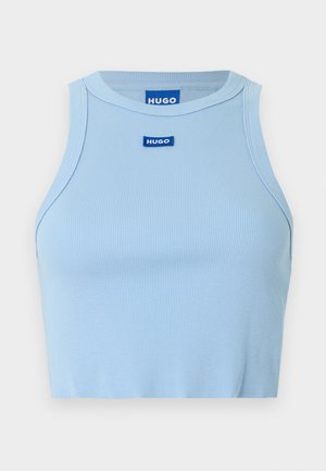 Ανοιχτό μπλε ριγωτό crop top με εφαρμοστή σχεδίαση. Διαθέτει στρογγυλή λαιμόκοψη και ετικέτα με το λογότυπο HUGO σε μπλε στη μέση εμπρός.