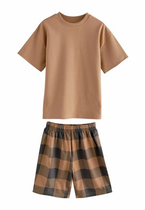 Brun bomulds t-shirt med korte ærmer parret med ternede shorts i brune og sorte nuancer, med elastisk talje.