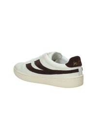 Weißer niedriger Sneaker mit braunen Wildleder-Kurvenstreifen und beiger Sohle, von hinten betrachtet.