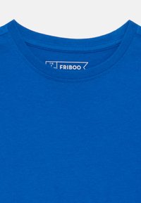 Camiseta de algodón de manga corta en color azul. Presenta un cuello redondo y una textura suave. La etiqueta dice "FRIBOO" y la talla "7/8."