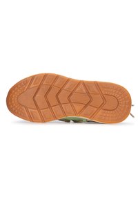 La suola della scarpa presenta un design in gomma testurizzato con un motivo a molti spigoli di colore arancione. Sezioni rialzate e scanalature risultano evidenti per garantire aderenza.