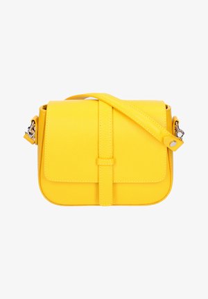 Gele leren crossbodytas met voorflap, verstelbare band en zilverkleurige hardware tegen witte achtergrond.