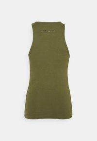 Camiseta sin mangas en verde oliva, hecha de un material suave y elástico. Presenta un diseño ajustado y un logotipo bordado en la parte posterior. Sin acentos adicionales.