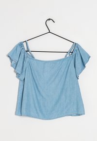 Lys blå denim off-the-shoulder top med korte flæser, der har justerbare stropper og en afslappet pasform, præsenteret på en sort bøjle.