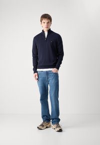 Tommy Hilfiger ESSENTIAL ZIP MOCK - Jumper - desert sky
