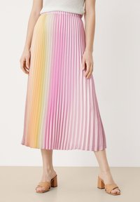 Gonna midi plissettata con un design sfumato che va dal giallo chiaro al rosa. Realizzata in un tessuto leggero e liscio.