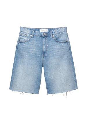 Világoskék farmer rövidnadrág laza szabással, nyers szegéssel és szétszórt fémes díszítésekkel. Jellemző öt zsebes stílus és gombos zárás jellemzi.