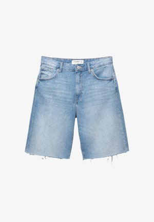 Világoskék farmer rövidnadrág laza szabással, nyers szegéssel és szétszórt fémes díszítésekkel. Jellemző öt zsebes stílus és gombos zárás jellemzi.