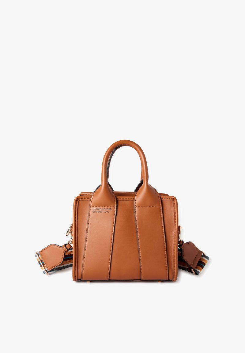 Bolso de cuero marrón con dos asas y una correa de hombro a rayas desmontable, con la marca "United Colors of Benetton" en el frente.