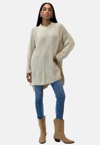 Elara Maglione - beige